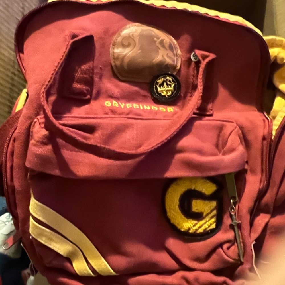 WIZARDING WORLD HARRY POTTER Gryffindor Patch Backpack Maroon Gold
PREOWND🚫holes